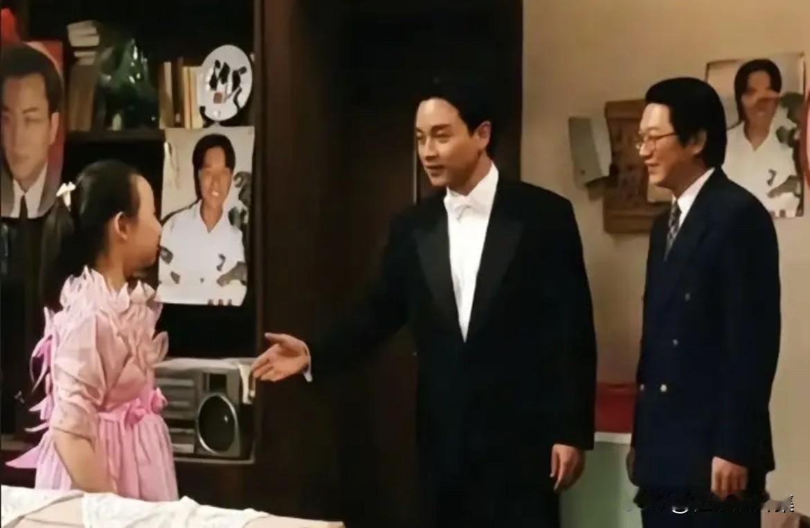 张国荣与《我爱我家》剧组关凌等人的合影。《我爱我家》拍摄期间，英达邀请过张国荣客