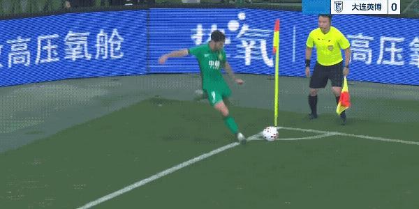 北京国安在上半场红牌罚下一人情况下，下半场前20分钟打进3球，3：0领先大连英博