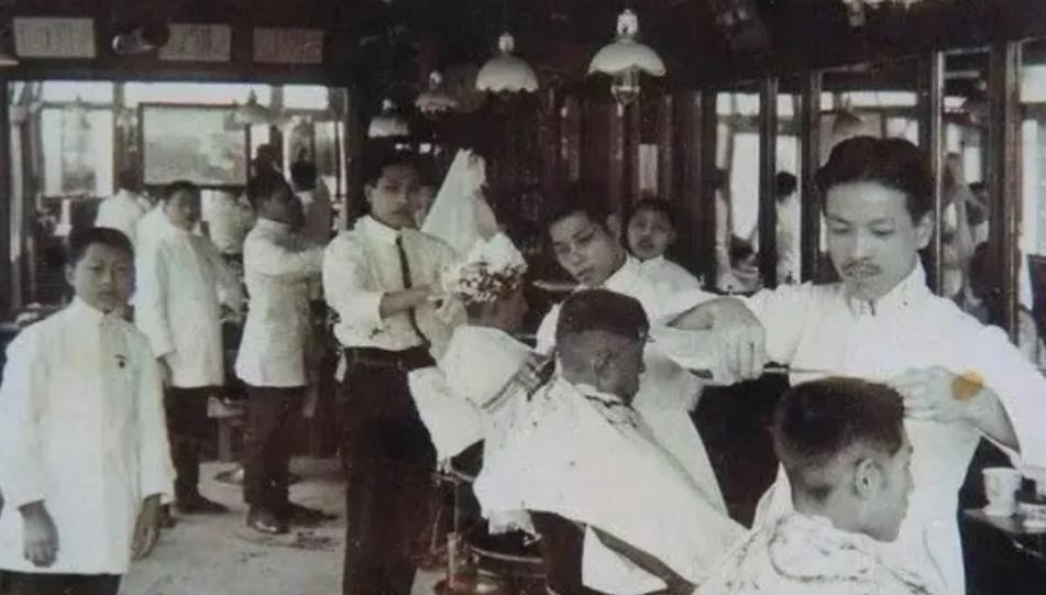日寇丧尽天良，竟在南京沦陷日公然庆祝！消息传到大连，城中百姓悲愤交加。人群中，一
