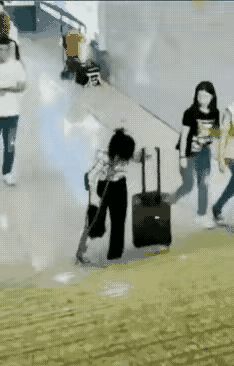 路人见拄拐女子搬行李上台阶犯难，放下手里东西上前公主抱，路人纷纷点赞
 
热心助