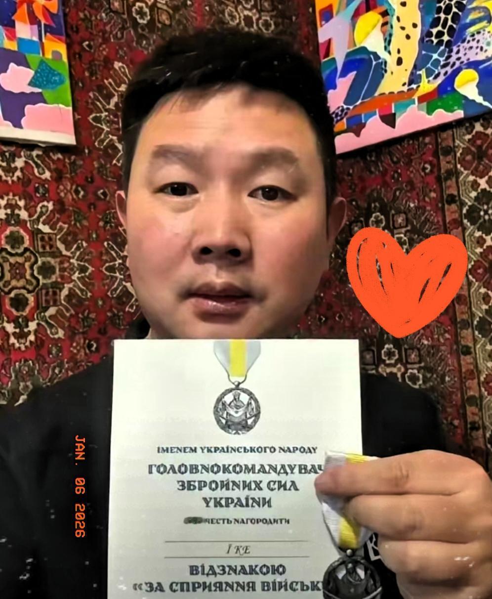 荣耀之笔！战争中的中国之光，中国籍男子柯义获得乌克兰奖章！
近日，乌克兰武装部队