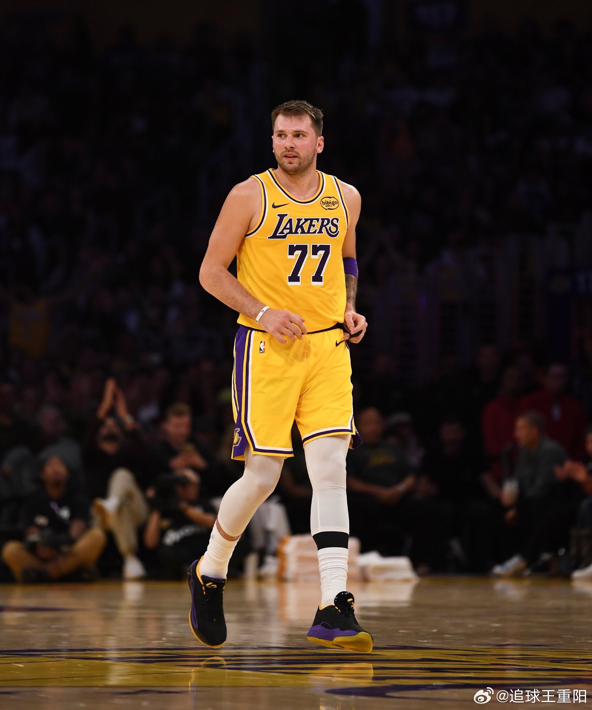 最怕的就是这种伤！东契奇在比赛第三节7分39秒突破过程中，未与防守球员接触下突然