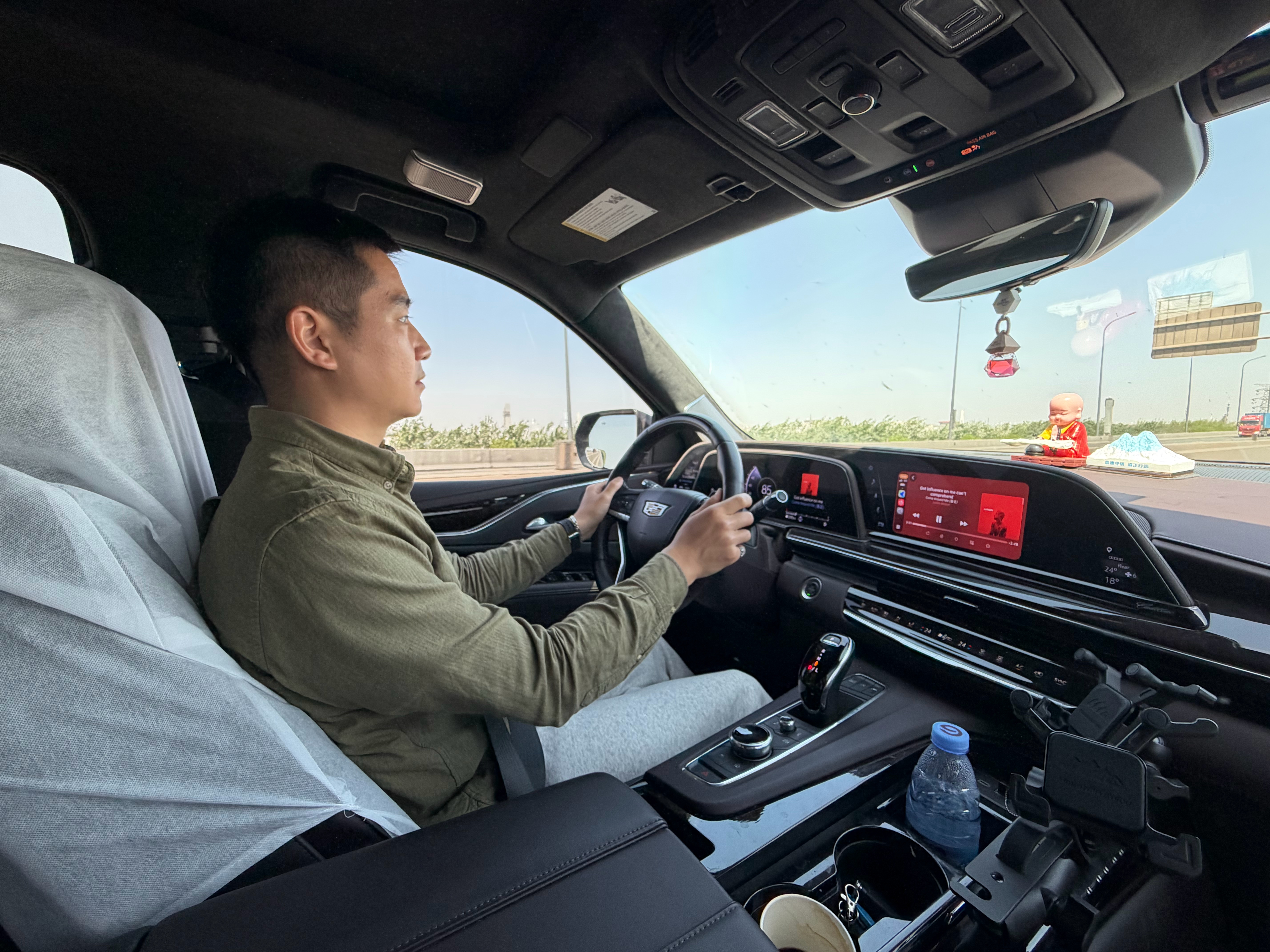 高速上错过出口，直接刹停的，建议入刑。我今天开凯雷德，就遇到惊险一幕。秦滨高速大