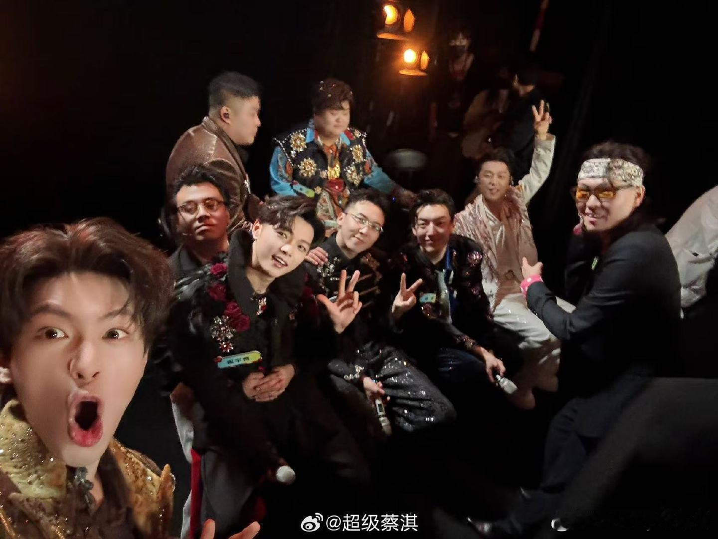 魔力歌选手集体发文感谢洪涛魔力歌先生不迎合流量只专注音乐本身，洪涛多年坚守初心不