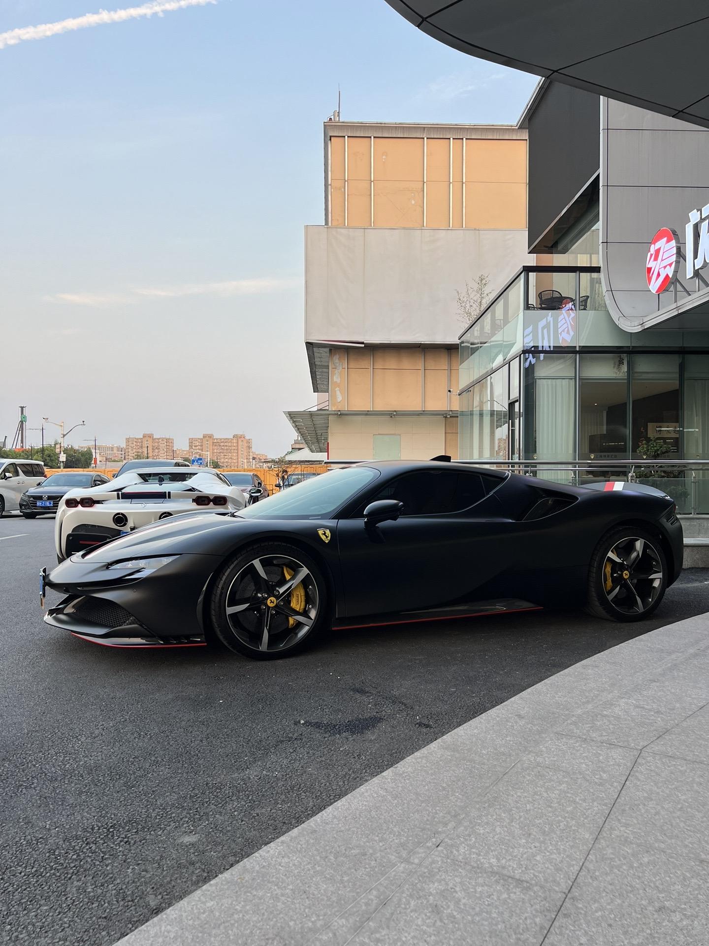 好兄弟 在心中。法拉利SF90 Stradale&Spider
硬顶敞篷同时出现 都升级了磨砂车衣 
各自不同的优秀审美