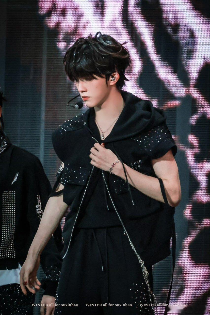 苏新皓胸震这一下被苏新皓《命》的舞台狠狠拿捏！连续胸震收放自如，卡点精准到头皮发