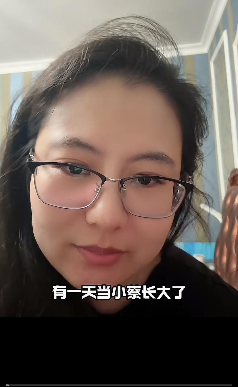 蔡夫人动情的哭了，一看就是发自内心的，别看平时直播卖货表现的特活泼，谁赶上这事也