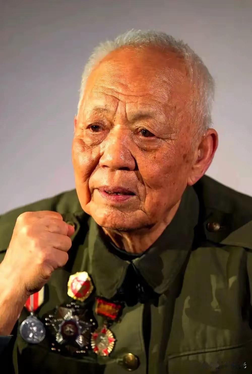 上甘岭，180多个美国大兵发起冲锋，可守阵地的只剩下一个新兵蛋子，惊慌失措后，新