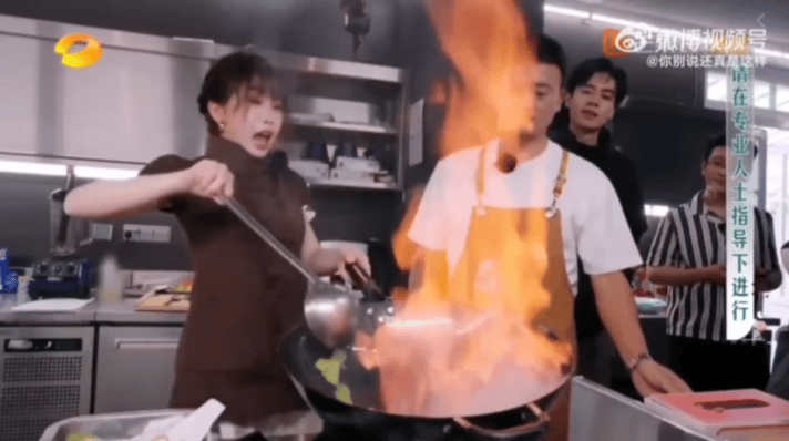 做饭姜暮当然会啊啊啊啊啊虞书欣被油吓退在双轨callback了  之前在综艺里做