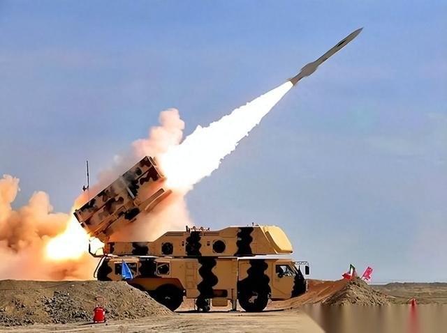 据观察者网3月7日报道，伊朗在短短四天里，对着美军驻中东的核心基地连砸了22轮精