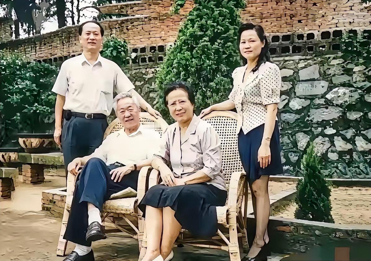 1996年家中小院，照片中这位老者，就是开国少将、原江西省委第一书记程世清，身旁