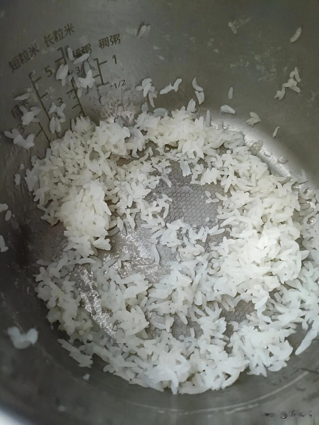 饭锅里还剩一点饭，你们怎么办？
此刻已经吃好，吃饱！
撑着吃掉？还是盛起来？
我