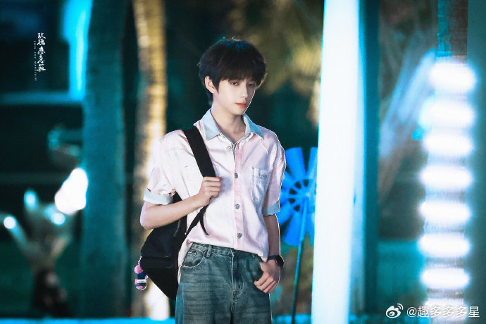 王橹杰粉娇你几王橹杰这组路透真的很绝，粉色造型清透干净，冷脸配小玩偶反差超可爱，