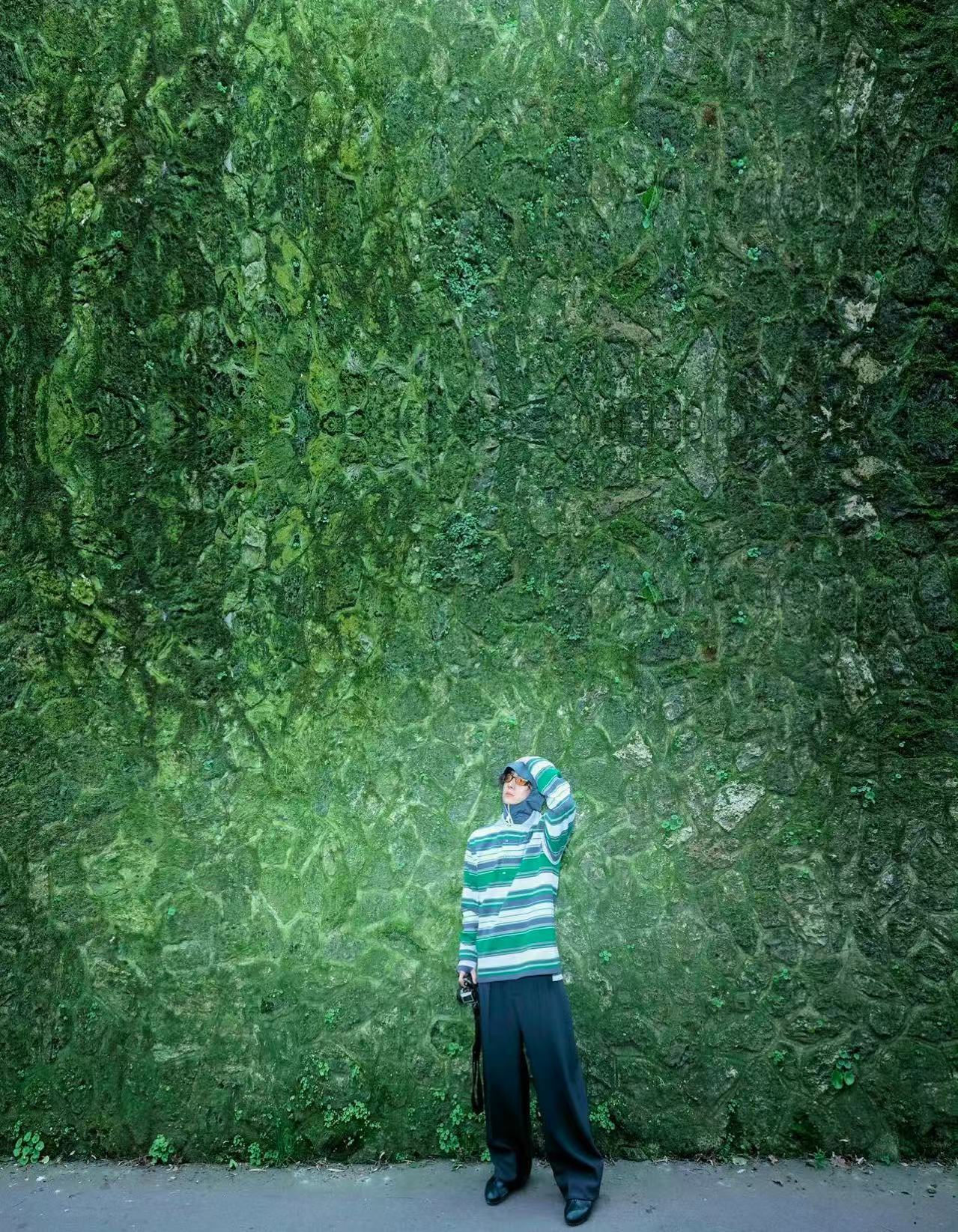 王一博撞色条纹Polo衫叠穿连帽内搭王一博Lacoste的造型王一博Lacost