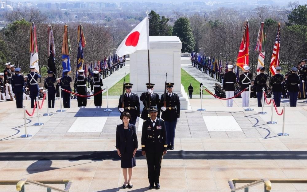 日本首相早苗祭拜美国阿灵顿烈士陵园，这是几十年来日本首相官式访问华盛顿的固定节目