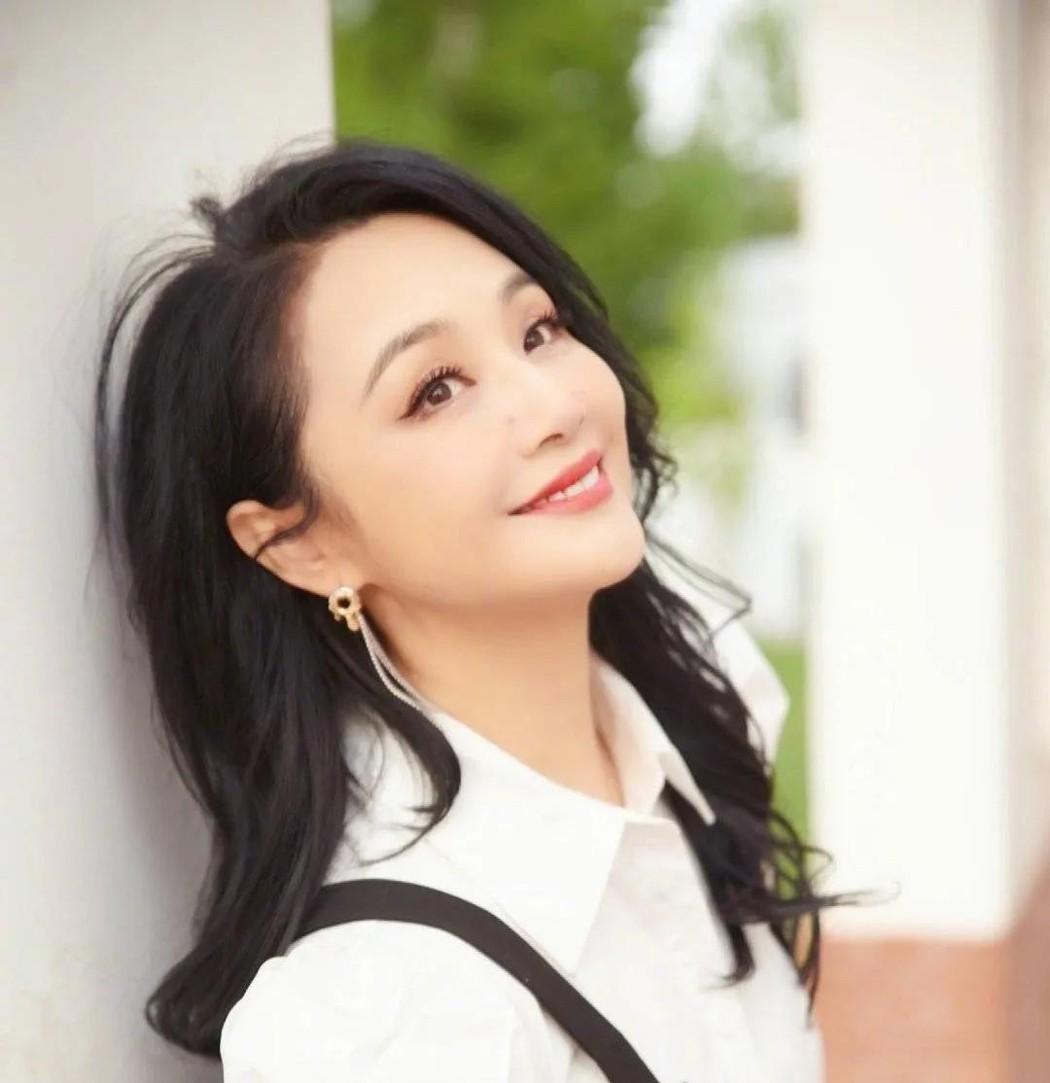 2009年，曹颖嫁给了没有名气的王斑，婚后不久就生下一个儿子，可儿子才刚满月，曹