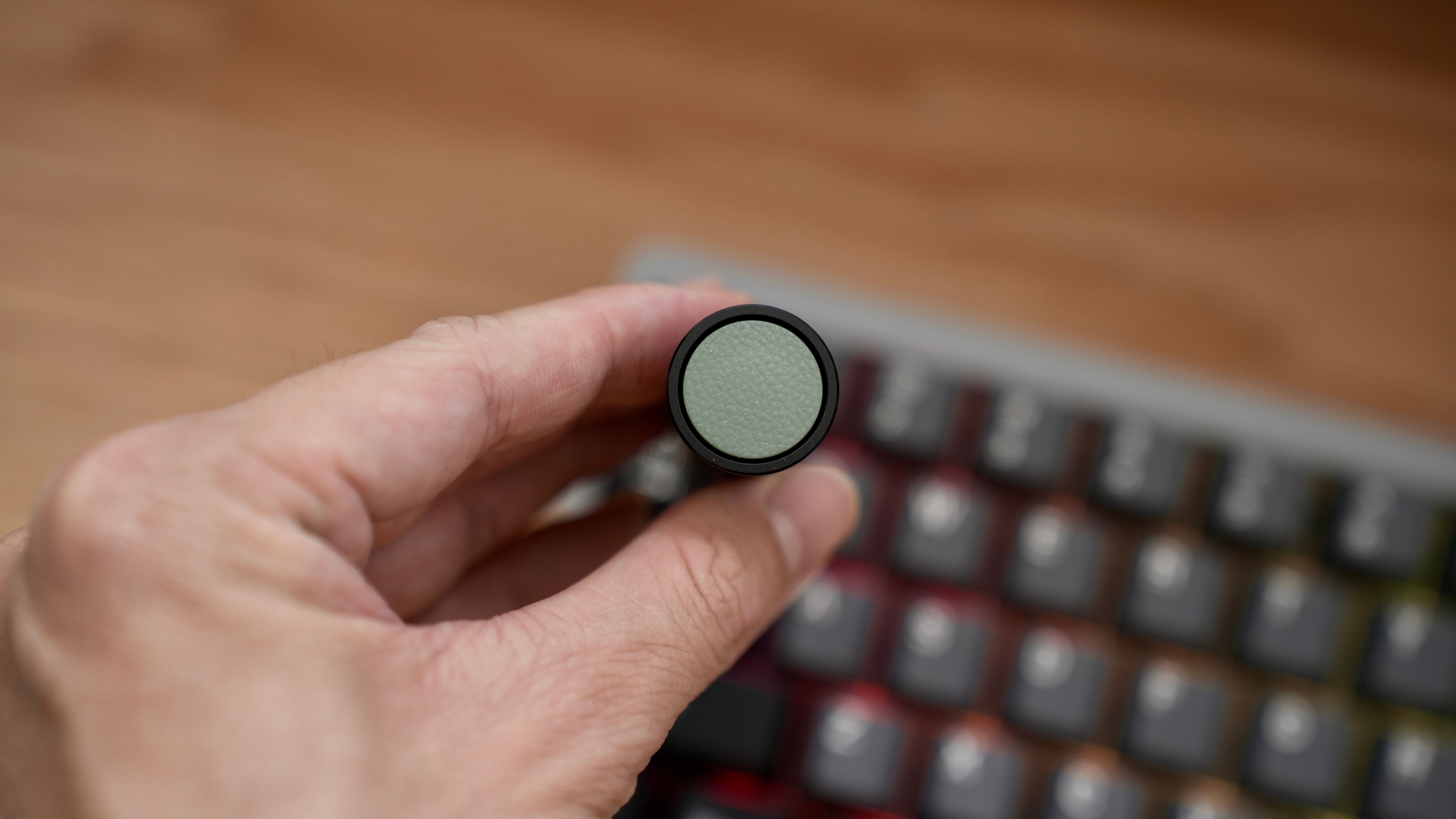 新SU7发布的时候，还推出了小米联合闻献设计专属的车内香薰，香型分别是冷杉之息、