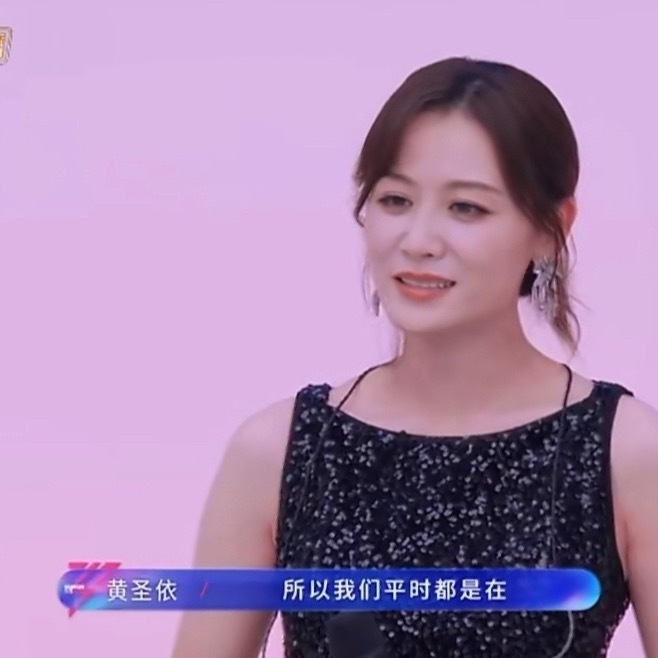 黄圣依叶一茜的孩子是同学 黄圣依叶一茜日常见面都是在孩子的家长会上作为妈妈的身份