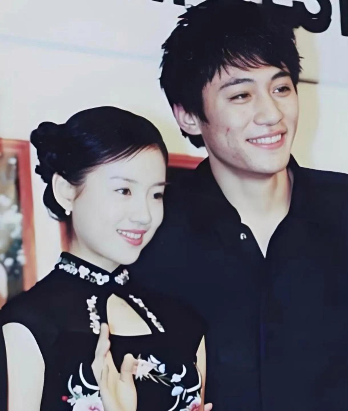 董洁年轻时的美貌真的无人能敌，和刘烨的合照也超有cp感，年轻时的董洁太美了，有一