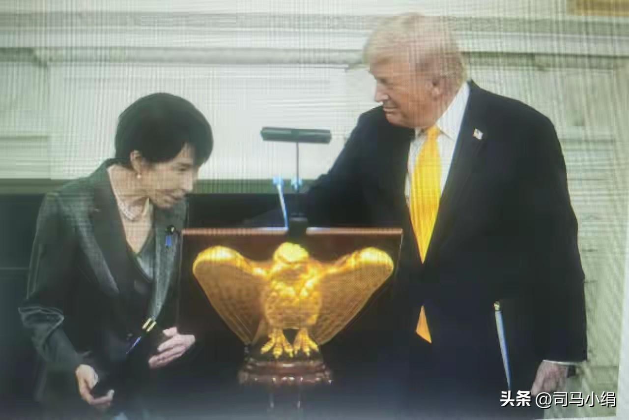 从高市早苗的眼神和肢体动作来看，她必定是发现了前所未见之物，否则她的表情不会如此