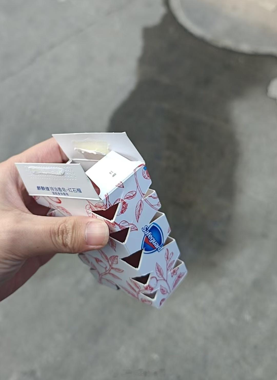 车上放香皂 还别说，我试了这个石榴味的香皂，放一晚上之后车里有淡淡的香味，不过现