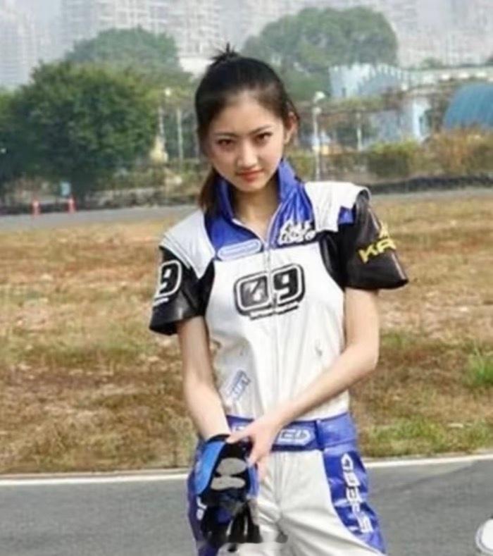 景甜贴黑胶带的原因孙宇晨回应景甜称不会为钱出卖爱情这几张应该是孙割保存20年的照
