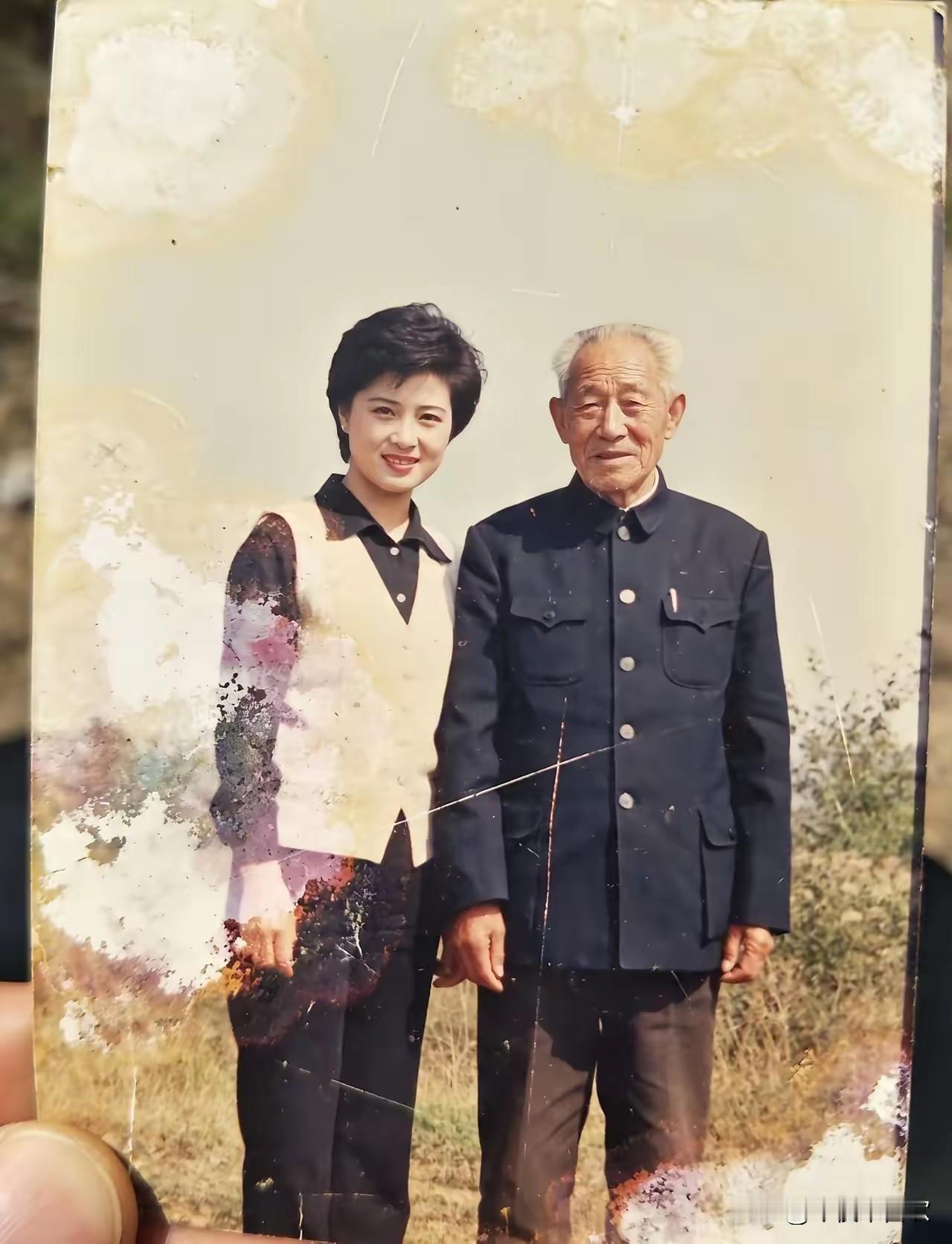 这张照片是1986年，我在家门口和爷爷拍的。那时候我二十出头，打扮得简简单单，爷