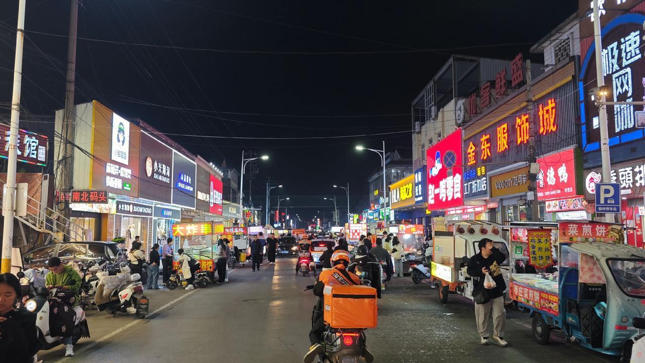 从上海自驾过来，不过两小时的车程，却像一头扎进了被时光温柔封存的角落。寺巷老街的