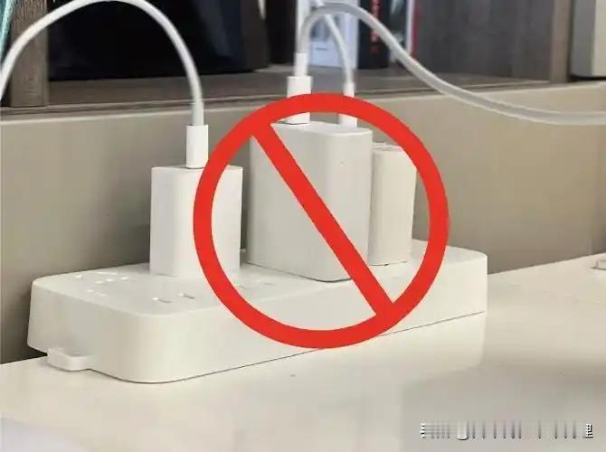 充完电不拔充电器，危险悄然潜伏

日常生活中，不少人贪图方便，充完电后充电器也不