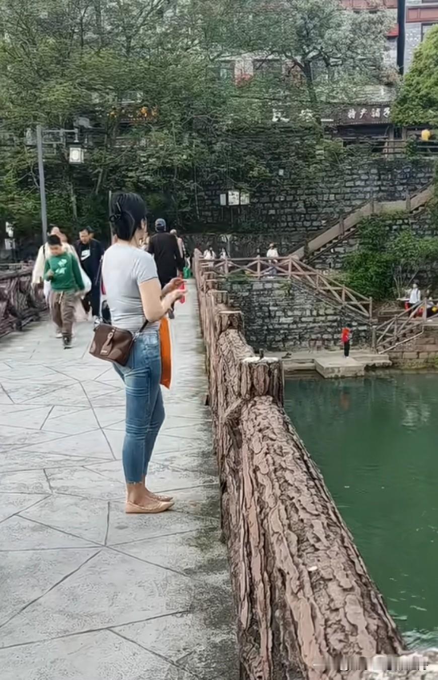 她好像是一个人，好想上前去搭讪，不知道会不会挨骂？