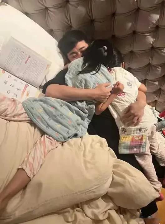 张的近照曝光，脸更胖了。传闻她穿露脐装显腰爆孕。这位偶遇张的网友还透露，她是在一