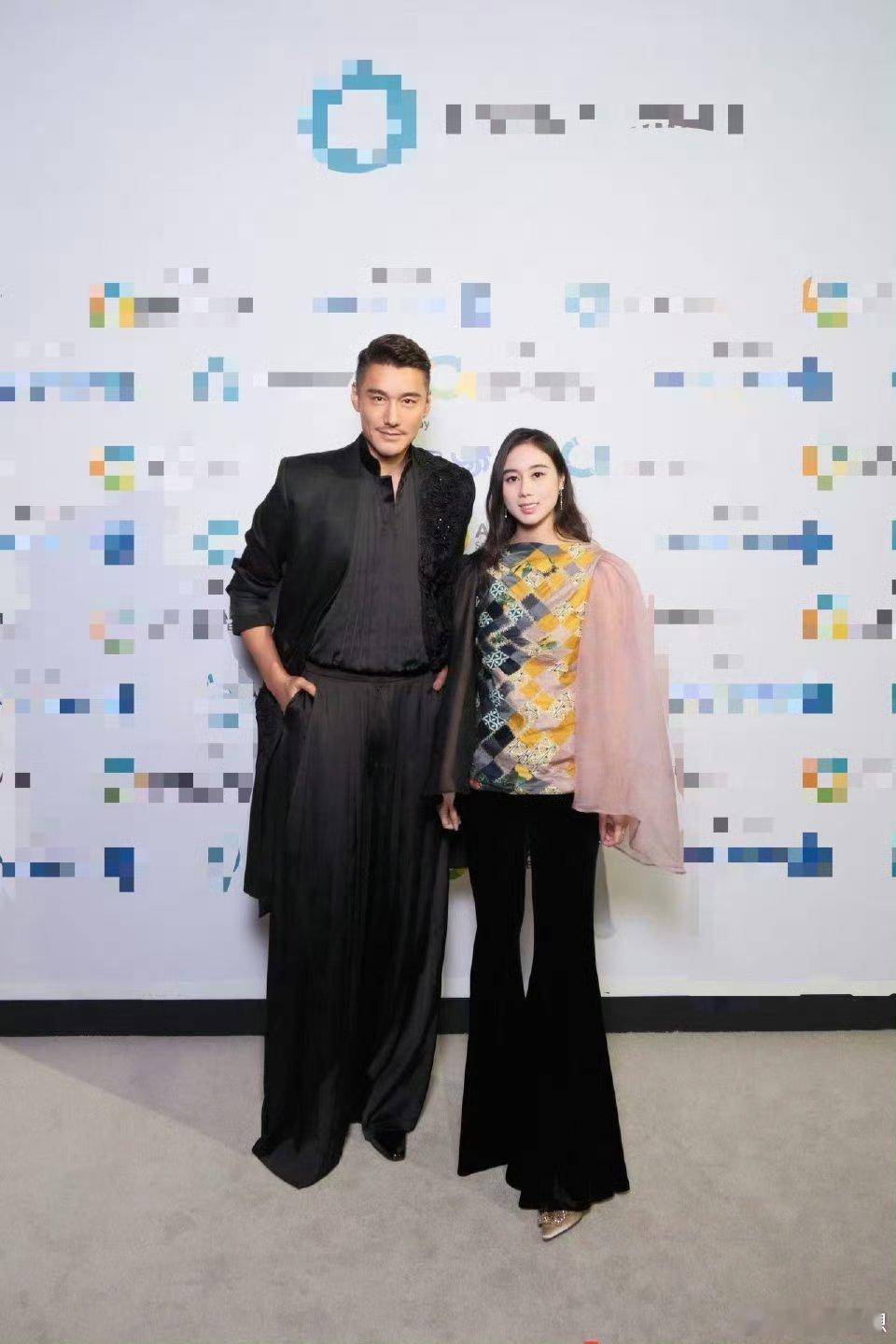 胡兵和赌王女儿们同框 跨界同框太吸睛！胡兵以创业者身份亮相，何超琼一身小香风套装