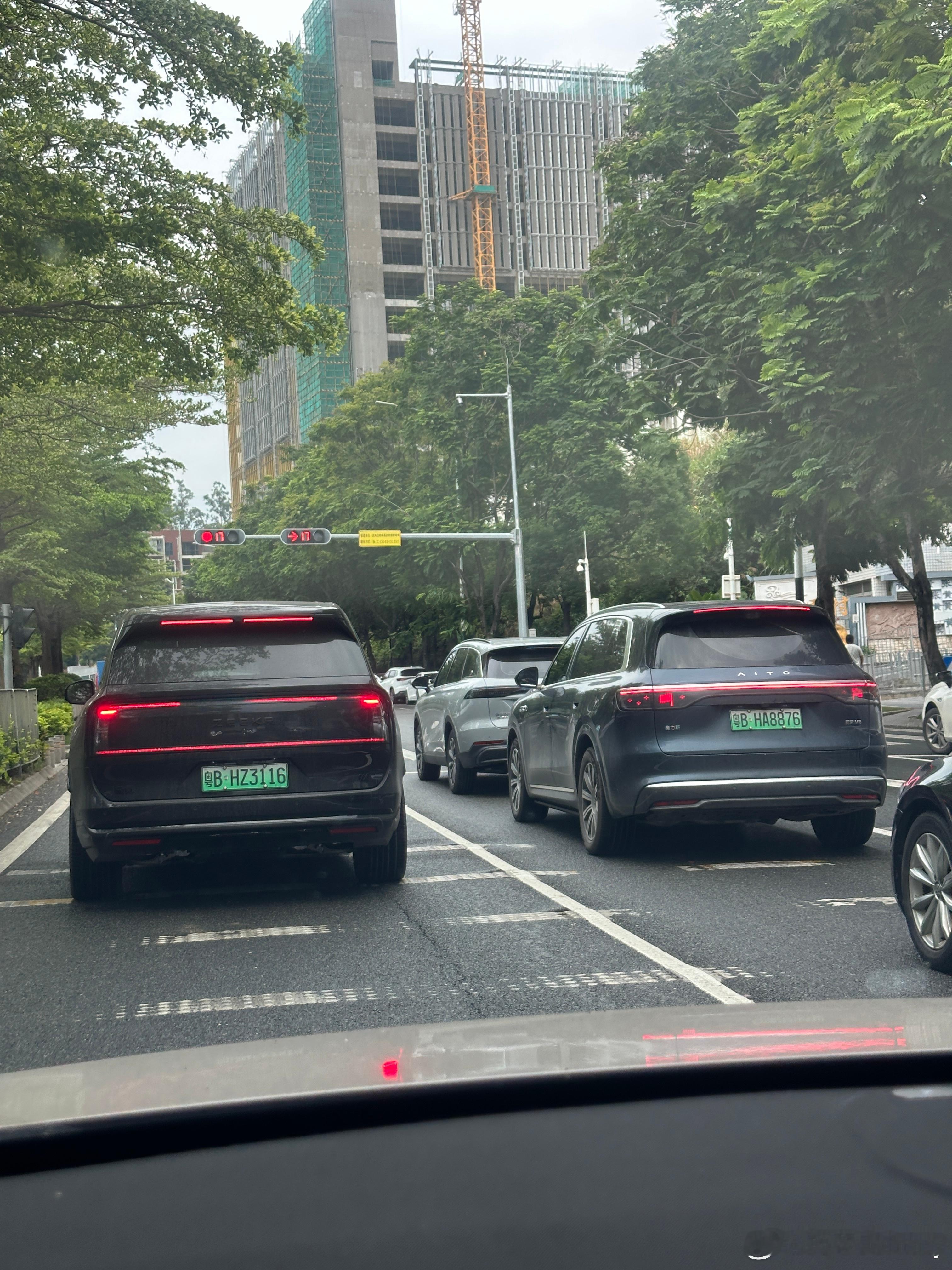 最近很热门的两台车，左还是右？ 深圳