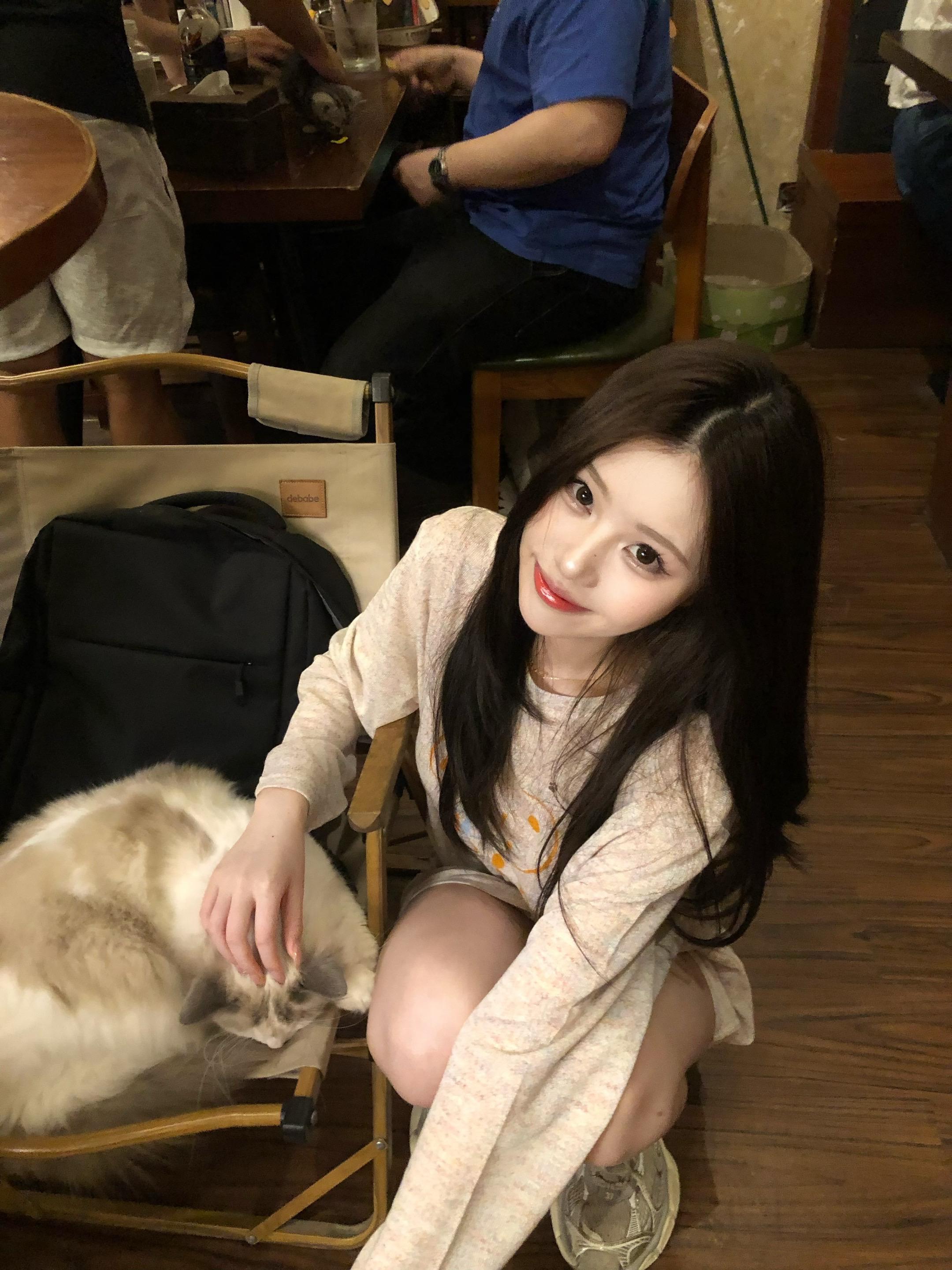 最近挺乖的  没有瞎聊  胖了几斤  头发又长长了  除了吃就是睡  ...