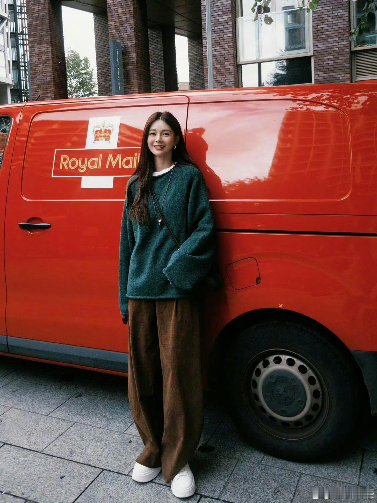 沈梦辰 带货界女裤王沈梦辰堪称“带货界女裤王”，选品精准，身材绝佳，穿一条火一条