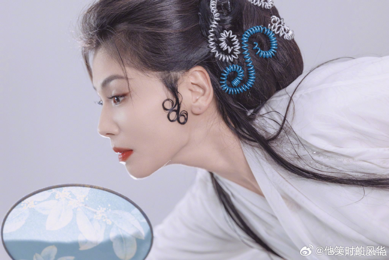 刘涛听到自己像白蛇的反应刘涛被夸像白蛇机智回应 何赛飞眼中的“白蛇”刘涛！被夸仙