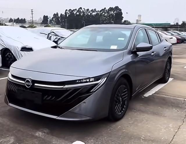 各位车友大家好！🎉 最近网上全新日产轩逸的实车图刷屏了，我也盯着看了好久。作为