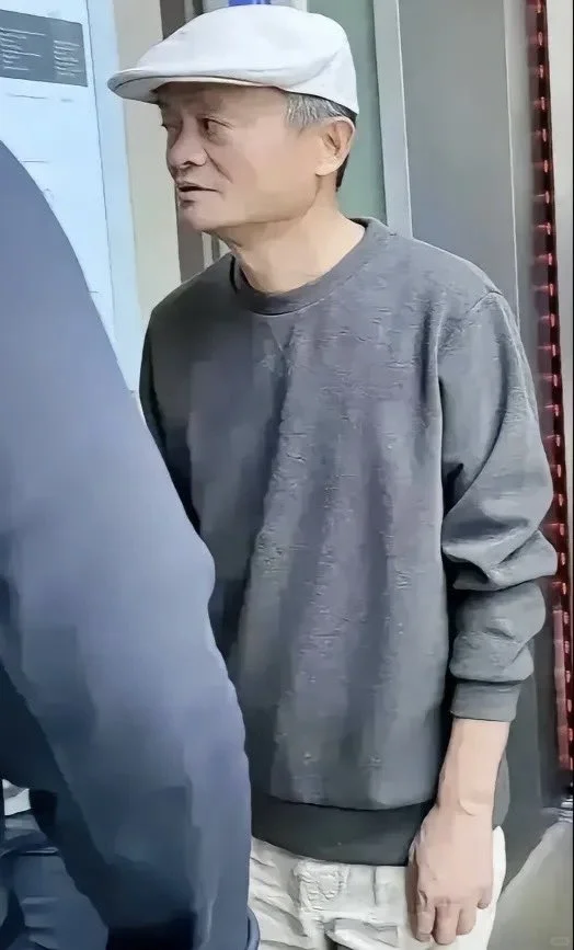 马云现身日本街头被街拍。