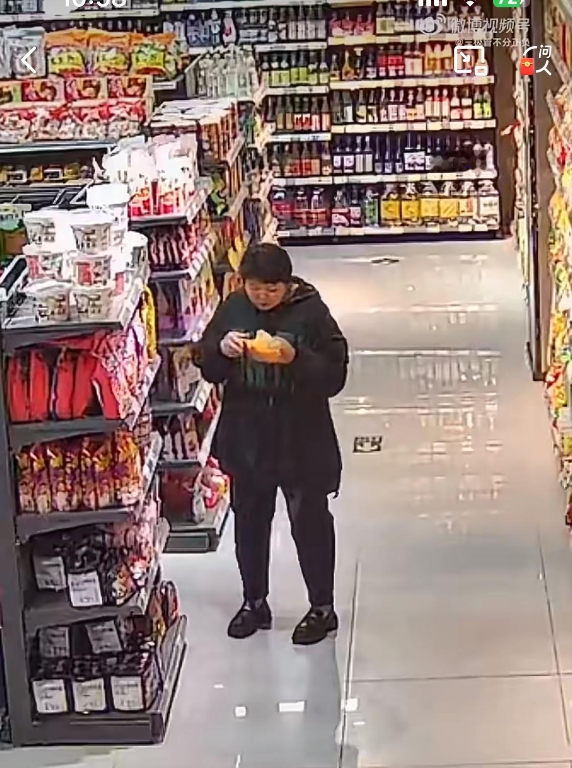 大妈超市 0 元购，监控底下偷吃粑粑柑和瓜子。在安徽阜阳一超市，一个大妈大摇大摆