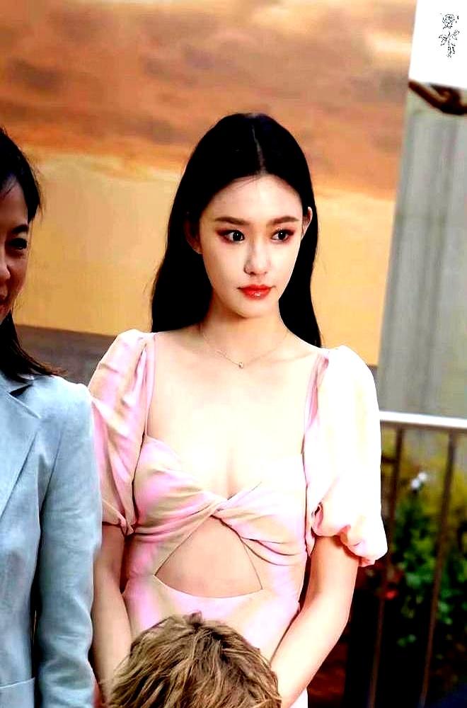 沈腾成中国影史首个主演票房破400亿的演员，比第二名吴京高出近50亿。
这次破