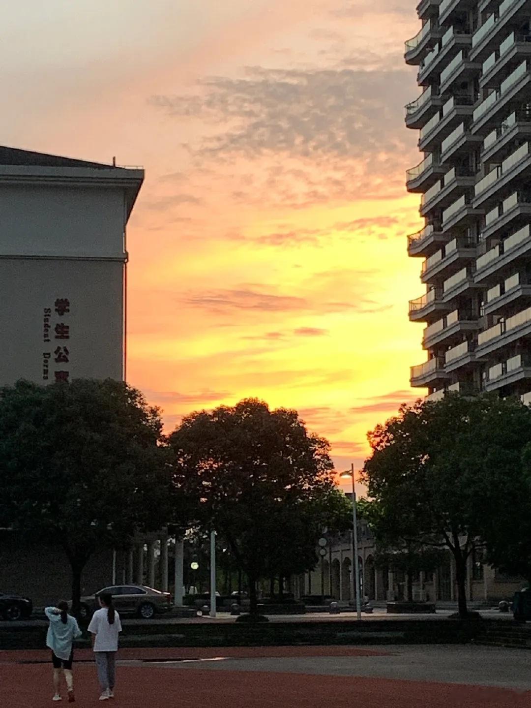 有些人，总是热衷于交际，以为认识的人多了，自己的前程就平坦了，做起事情就容易了。