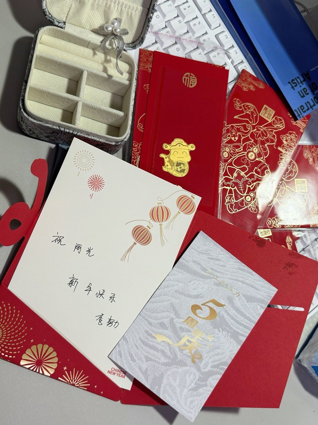 收到了李姐发来的新年红包+胸针+首饰盒，小蛇手机贴太可爱了。[好喜欢][好喜欢]