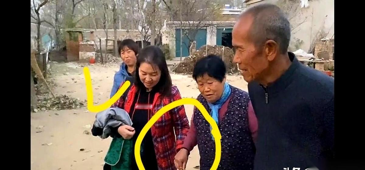 亲妈的手，我好像一辈子都没那么被拉过。
就死死攥着我姐的手，好像一松开，人就没了