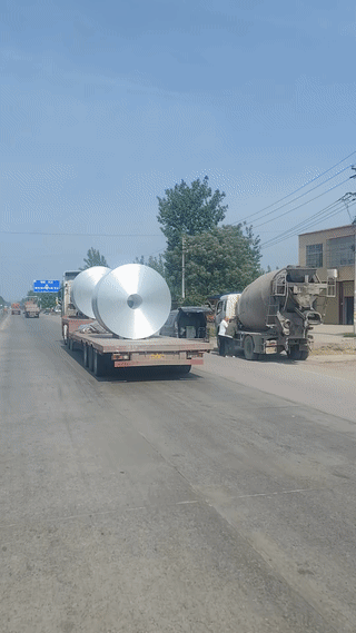 公路上拍到一辆拉钢卷的大货车。
真是让人看了心惊胆颤的！
虽然货车司机将两个钢卷