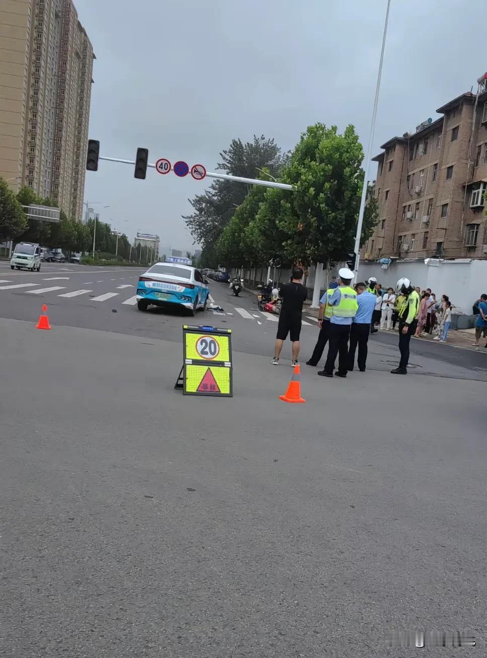 大家看到照片就知道这次事故发生在那里了。红绿灯是安装好了还没有启用，但是下面有红