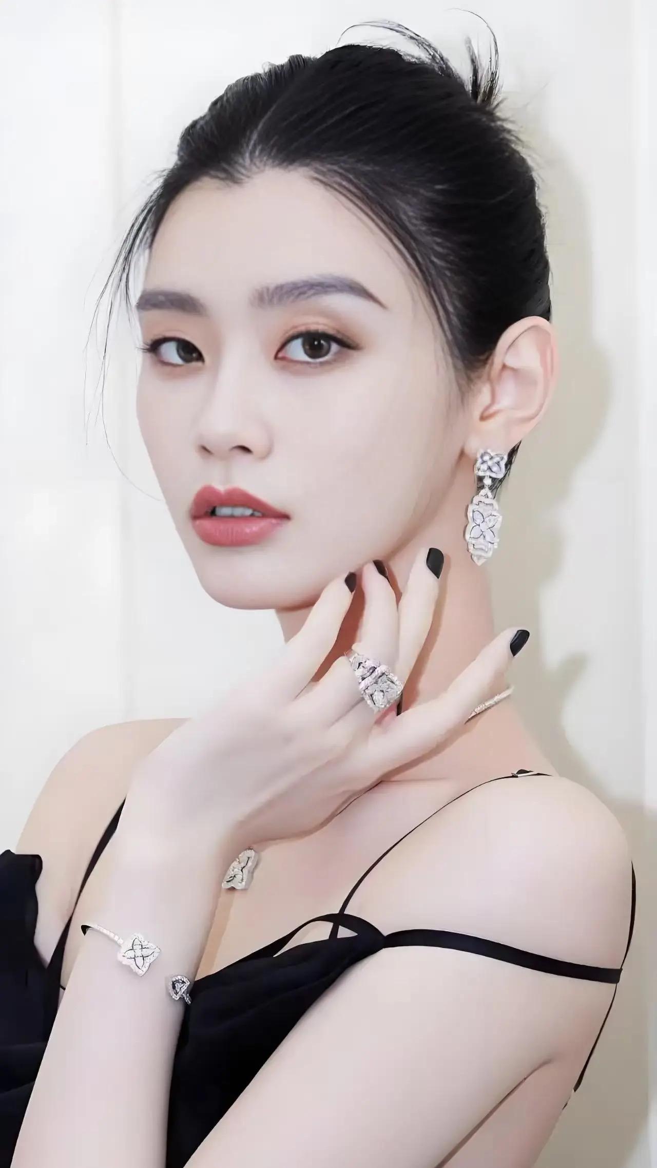 6月29日晚，奚梦瑶和婆婆一起看周杰伦演唱会 ，有说有笑热聊不停，婆媳关系超好。