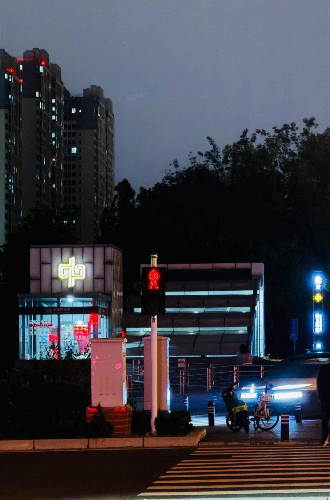 郑州地铁 城市的夜已经安静下来啦，你也快钻进被窝，让温柔的梦把你包裹，晚安～（客