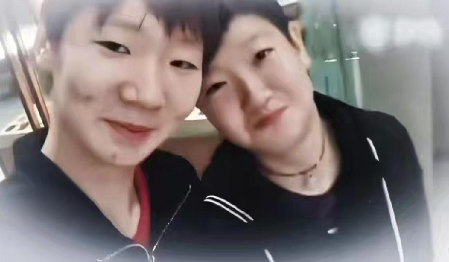 今天刷到一张从没见过的老照片，一下子被戳中了
 
孙颖莎和王曼昱头挨得紧紧的，亲