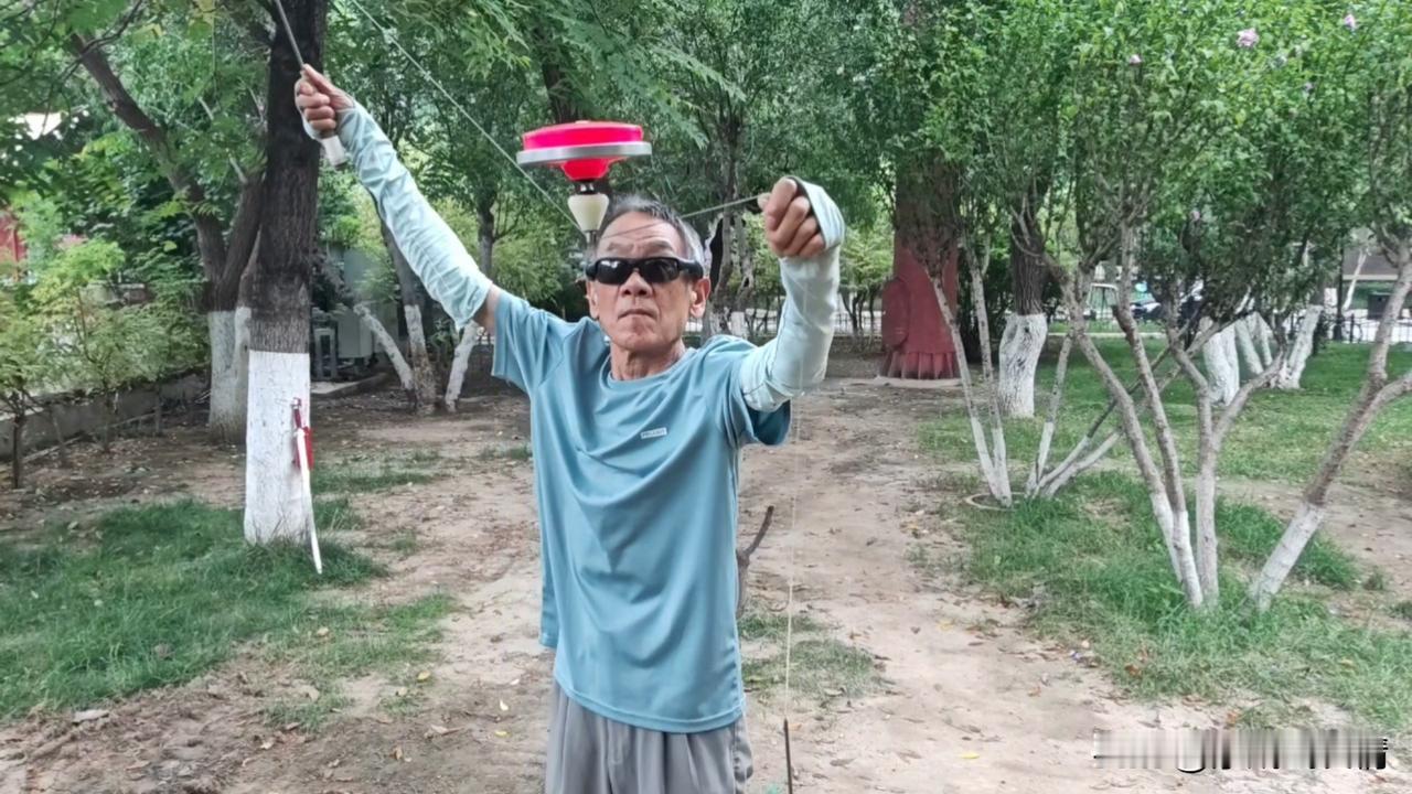 大爷玩转黑科技眼镜拍摄旋转空竹！
