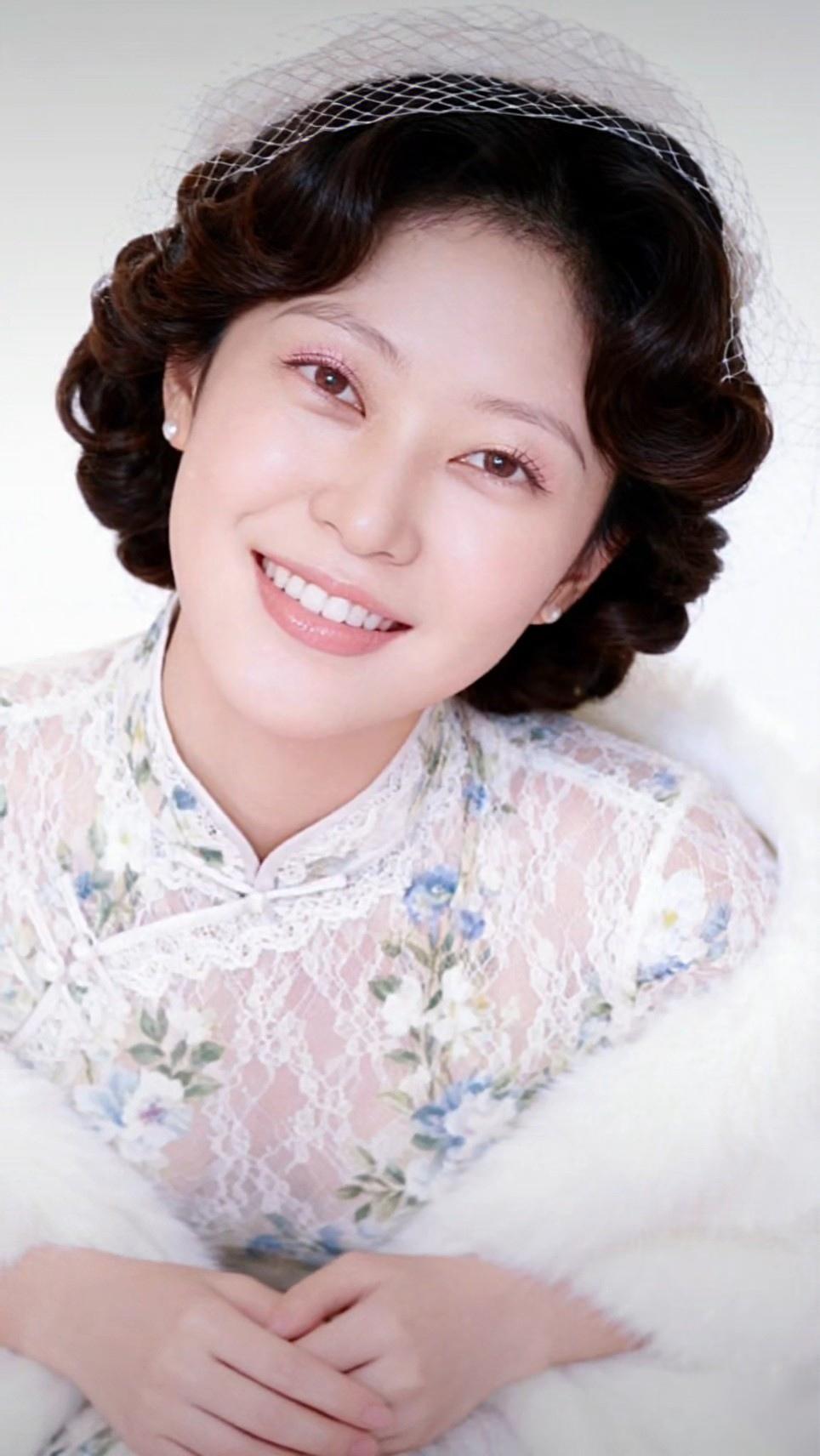 复古新娘照，甜美微笑，优雅蕾丝婚纱，幸福时刻定格！💍💕